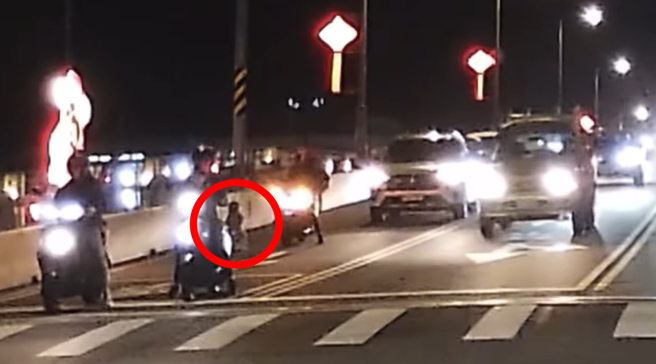 网友在宜兰某桥上发现一名男童独自一人骑三轮车在4线道上閒晃，甚至逆向朝轿车驶去，后来一名外送员赶紧上前询问，还有轿车直接横切保护男童。（翻摄自脸书「宜兰知识+」）