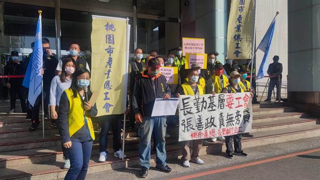 桃园市产业总工会、长荣航空企业工会、长荣航勤员工在桃园市政府前陈情，要求桃园市长张善政不应漠视员工无法加入长荣航勤工会问题。（赖佑维摄）