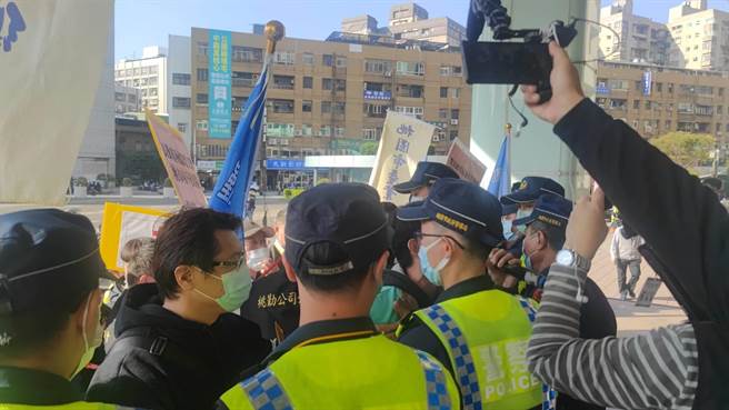 桃园市产业总工会、长荣航空企业工会、长荣航勤员工等人在桃园市府门口与警方发生推挤。（赖佑维摄）