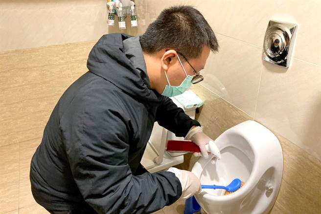 用清洁剂打扫过程要戴好口罩、手套与通风，降低化学内容的接触风险。（台中慈济医院提供）