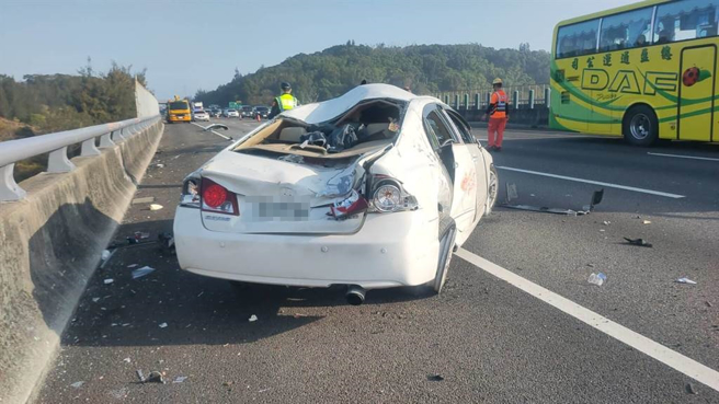 国道3号南下126公里苗栗县后龙镇大山段，13日上午8时发生白色轿车自撞车祸。（读者提供／谢明俊苗栗传真）
