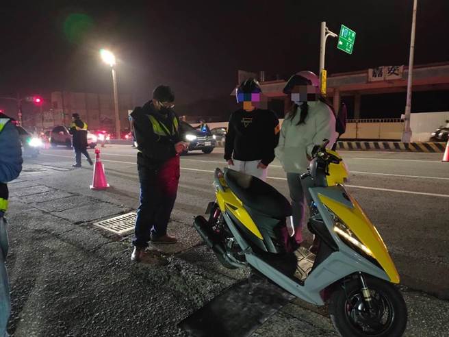 大甲警分局于12日晚间在大甲溪桥北端实施噪音检测及规画防制危险驾车勤务。（警方提供／陈淑娥台中传真）