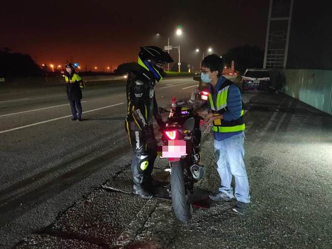 大甲警分局于12日晚间在大甲溪桥北端实施噪音检测及规画防制危险驾车勤务。（警方提供／陈淑娥台中传真）