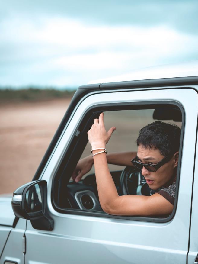 杨佑寧佩戴TIFFANY Lock系列珠宝手鐲，充满摇滚庞克时尚。（TIFFANY提供）