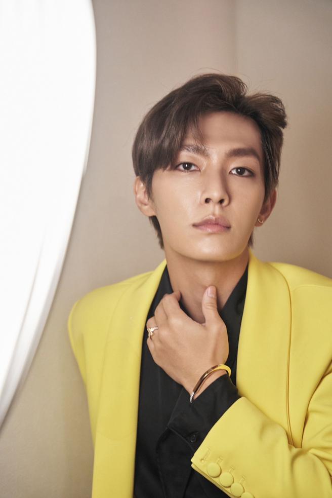 炎亚纶佩戴TIFFANY Lock系列珠宝手鐲，充满摇滚庞克时尚。（TIFFANY提供）