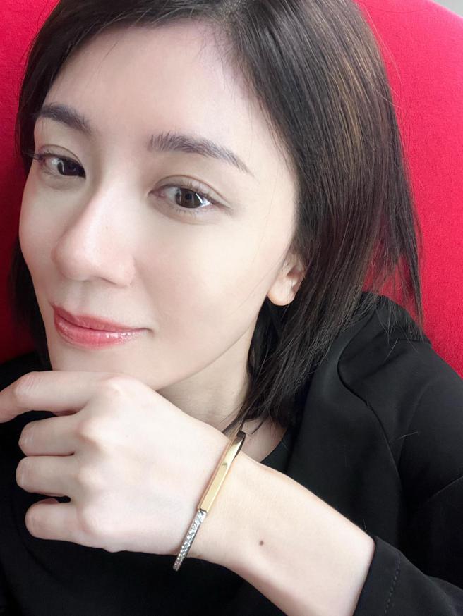 双金影后贾静雯抢先佩戴TIFFANY Lock系列珠宝手鐲。（TIFFANY提供）