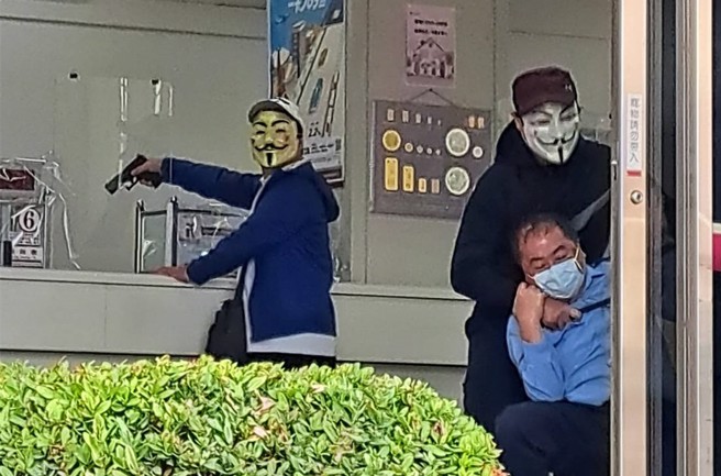 鼓山警分局为强化金融机构自我防卫观念及员警的紧急应变能力，用诙谐手法仿真提升线上巡逻警力反应与拦截围捕速度。(戴志扬翻摄)