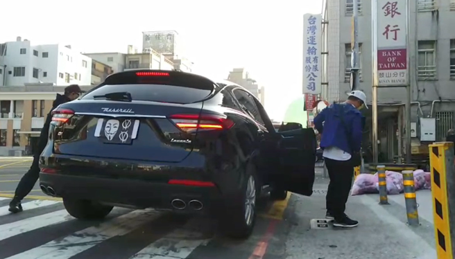 鼓山警分局为强化金融机构自我防卫观念及员警的紧急应变能力，用诙谐手法仿真提升线上巡逻警力反应与拦截围捕速度。(戴志扬翻摄)