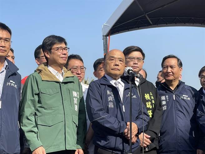 行政院長蘇貞昌13日南下高雄視察前鎮漁港建設計畫推動情形。（洪靖宜攝）