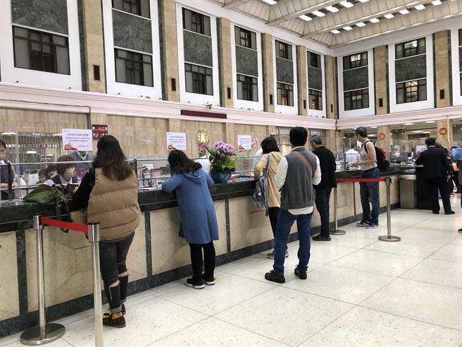 台银换新钞开跑。(图／吴静君摄)