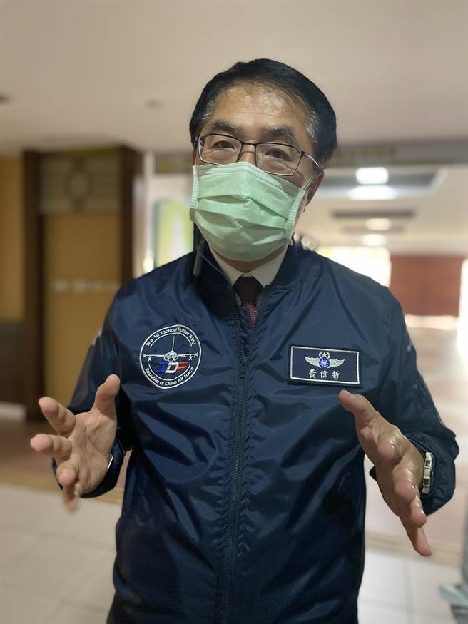 赖清德参选民进党主席，「向党员报告」政见发表会明晚在台南举行，台南市长黄伟哲今天说，「台南检讨从我开始」。(曹婷婷摄)