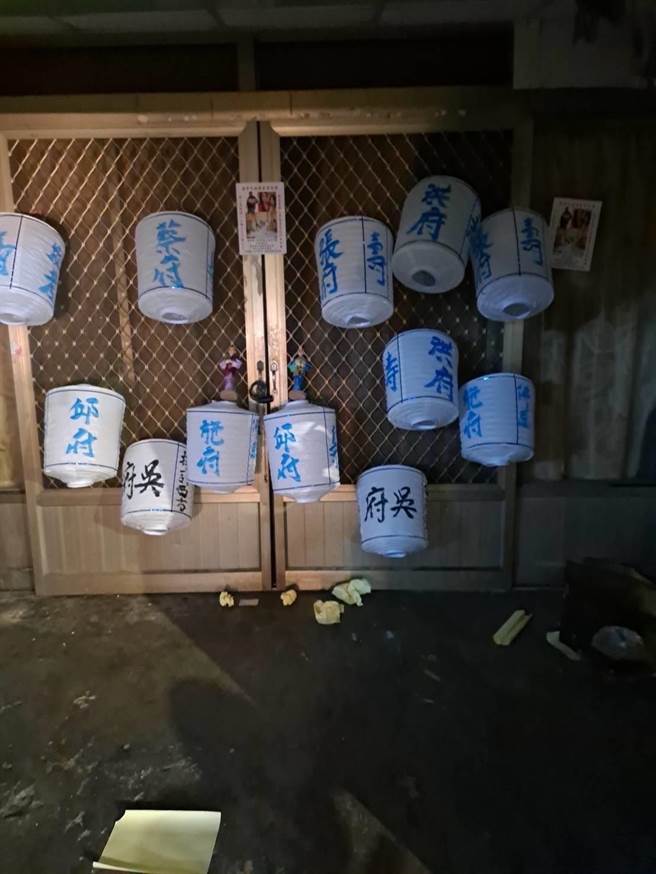 债主在黄男岳母家挂纸冥灯，藉此逼迫岳母还钱。（翻摄照片／崔正纲高雄传真）