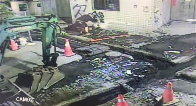 债主到黄男岳母家喷漆。（翻摄照片／崔正纲高雄传真）