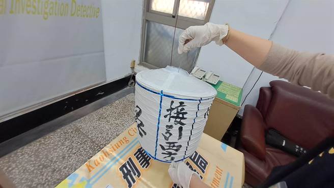 债主于黄男岳母家挂的纸冥灯。（翻摄照片／崔正纲高雄传真）