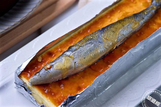 「盐烤秋刀鱼蛋糕」将精致蛋糕打造成秋刀鱼模样，就连细节都完整呈现（图／普诺麵包坊提供）