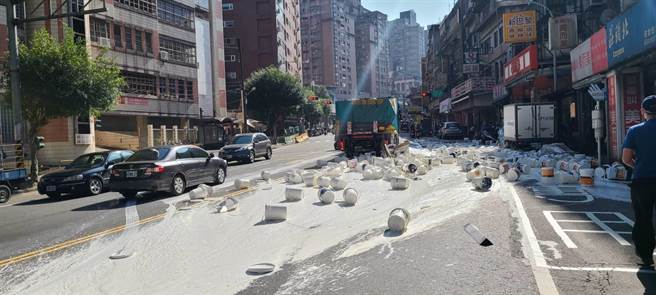 約50桶油漆掉落，路面灑滿白漆。（警方提供）