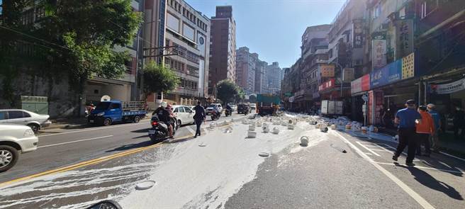 約50桶油漆掉落，路面灑滿白漆。（警方提供）