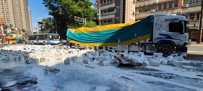 約50桶油漆掉落，路面灑滿白漆。（警方提供）