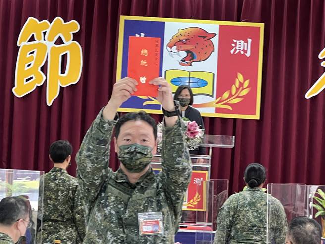 蔡英文总统今到湖口四营区勖勉国军，并颁发加菜金。（曾薏苹摄）