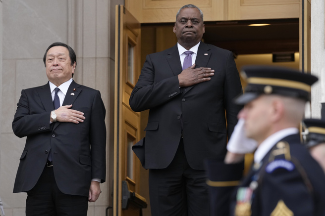 日本防卫大臣滨田靖一（左）与美国国防部长奥斯汀（Lloyd Austin） (右）聆听双方国歌。（美联社)