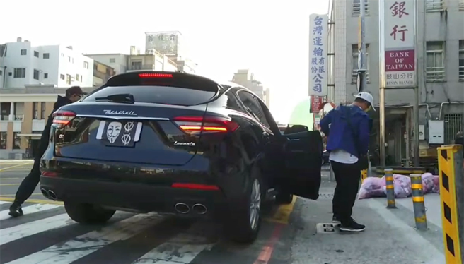 今年鼓山分局演练时，特意租借玛莎拉蒂跑车，復刻当年的「跑车抢案」。（高市鼓山分局提供／杨舒婷高雄传真）