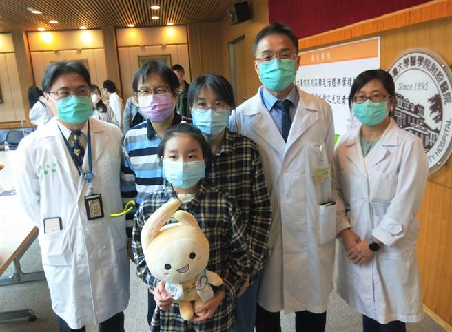 廖小妹妹仰赖叶克膜维生4个月后，接受国内首例活体肺叶移植手术，由爸妈（后排左二及左三）分别捐出部分肺叶，三人术后皆恢復良好。（王家瑜摄）