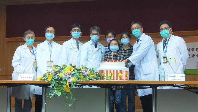 廖小妹妹接受活体肺叶移植后将在今天出院，台大医院团队和她一同切蛋糕、吹蜡烛庆祝重获新生。（王家瑜摄）