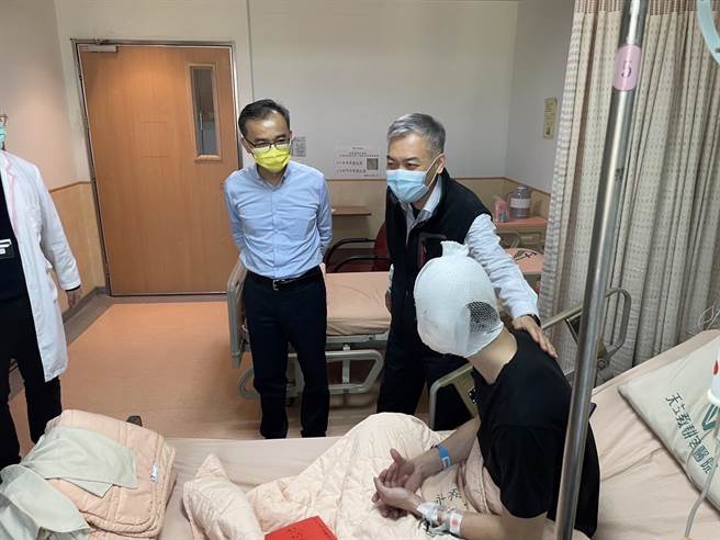 新北市议会公关室主任陈昌义探视杨姓警员。（警方提供）