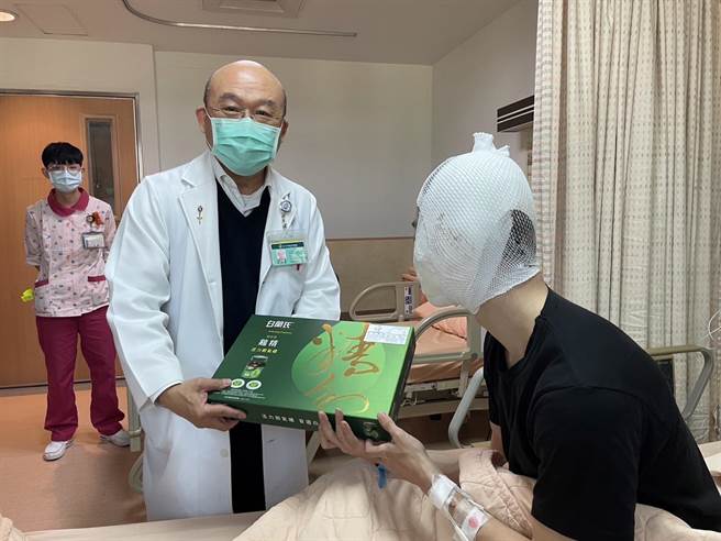 耕莘医院院长林恒毅亲自到病房关心杨姓警员。（警方提供）