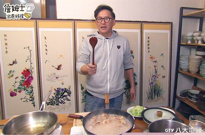 詹姆士烹煮创意料理「韩式文昌鸡汤」。（八大提供）