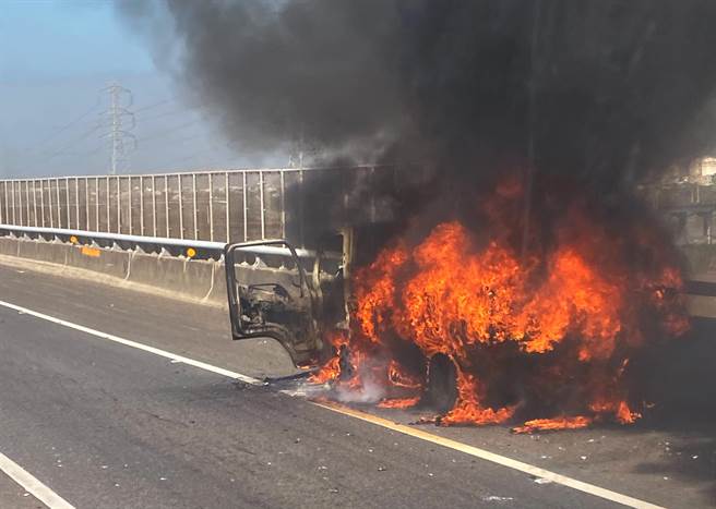 国道3号快官段火烧车烈焰狂燃，驾驶秒跳车。（彰化踢爆网提供／吴敏菁彰化传真）