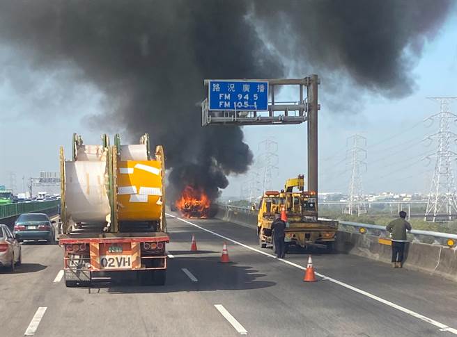 国道3号快官段火烧车烈焰狂燃，驾驶秒跳车。（彰化踢爆网提供／吴敏菁彰化传真）