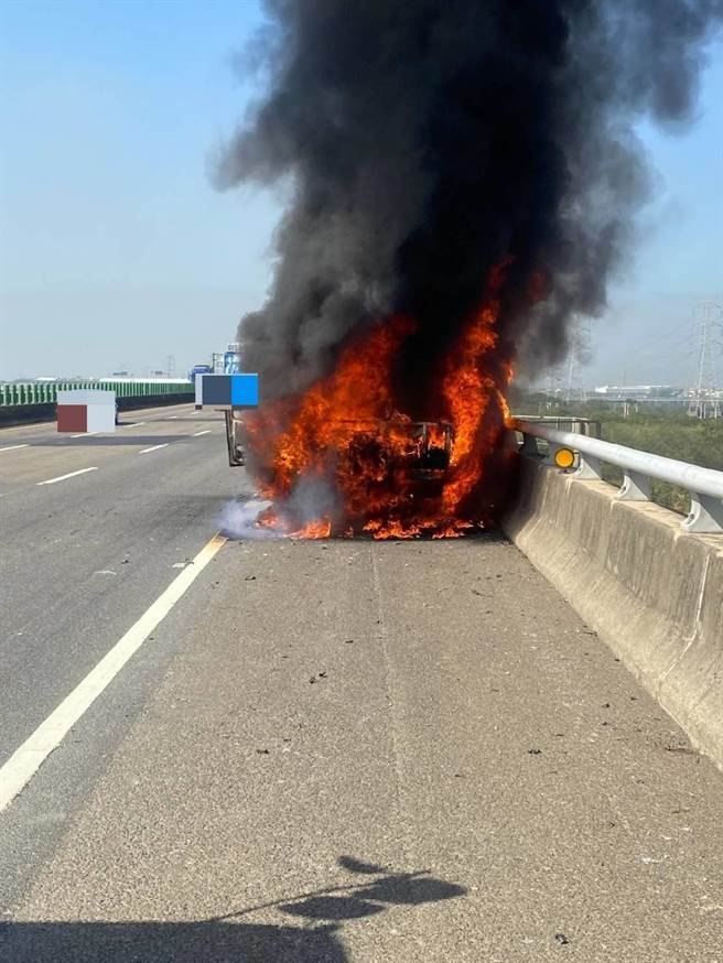 国道3号快官段火烧车烈焰狂燃，驾驶秒跳车。（国道警察第七大队提供／吴敏菁彰化传真）
