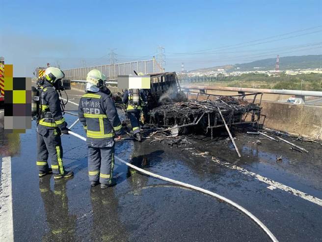 国道3号快官段火烧车烈焰狂燃，驾驶秒跳车。（国道警察第七大队提供／吴敏菁彰化传真）