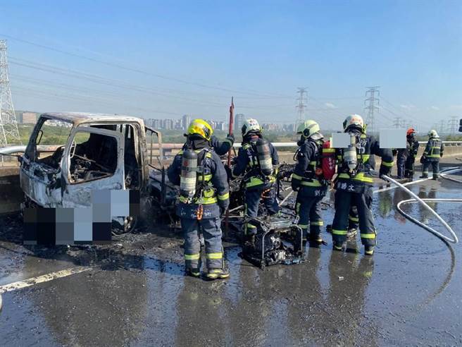 国道3号快官段火烧车烈焰狂燃，驾驶秒跳车。（国道警察第七大队提供／吴敏菁彰化传真）