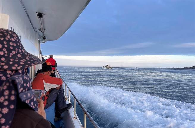 县议员宋昀芝表示，举办这项活动的民眾一定要全副武装，尤其在礁石上面行走移动，要穿上防滑鞋以免发生危险。（张茂雄摄）