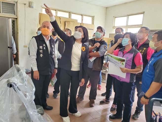 云林县长张丽善13日逐一勘察莿桐乡老人会日托中心环境缺失处，允诺全额补助修缮。（周丽兰摄）