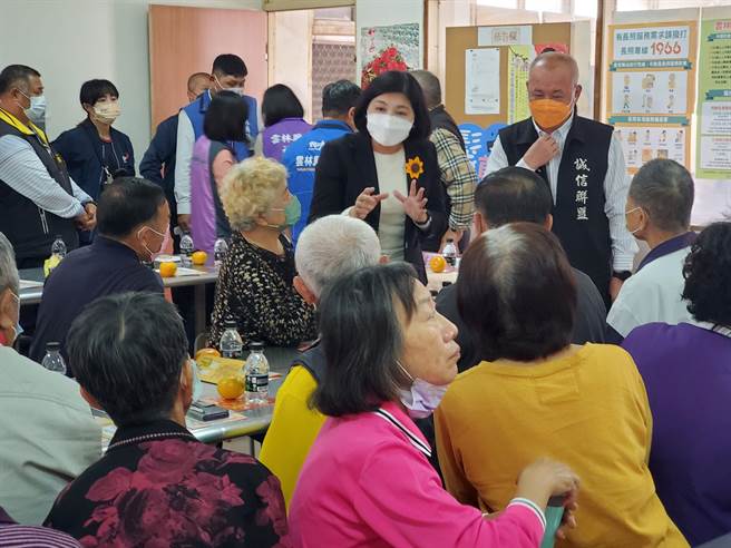 云林县长张丽善13日视察莿桐乡老人会日托中心、社区长照关怀据点，允诺补助修缮漏水严重、地面不平、刮除壁癌等沉痾，老人家很开心，热情打招呼。（周丽兰摄）