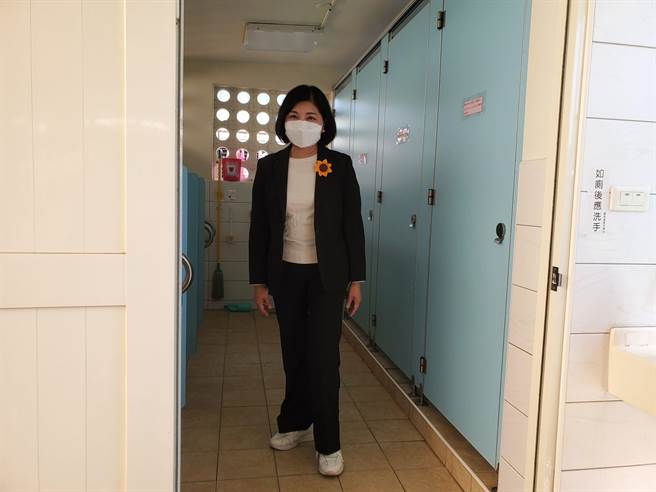 张丽善突袭检查厕所环境。（周丽兰摄）