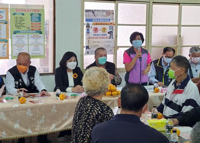 新任民进党籍乡长廖秋蓉（发言者）出席会勘，致谢县长张丽善（前排左二）、县议员锺明馨（左一）协助。（周丽兰摄）