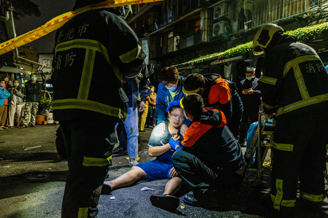 北市大同區大龍街一處民宅頂加12日深夜發生瓦斯氣爆，警消獲報趕往現場撲滅時發現吳姓男子已成焦屍明顯死亡，吳男兒子聞訊趕到後槌地痛哭、癱軟倒地。（郭吉銓攝）