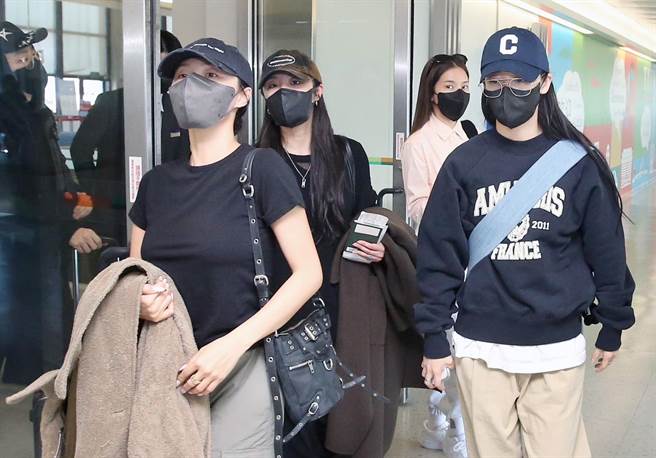 「MAMAMOO」抵达桃园机场后，热到全员脱掉外套。（范扬光摄）