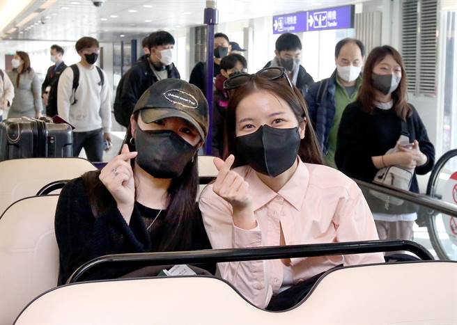 辉人（左）、颂乐开心对镜头比爱心。（范扬光摄）