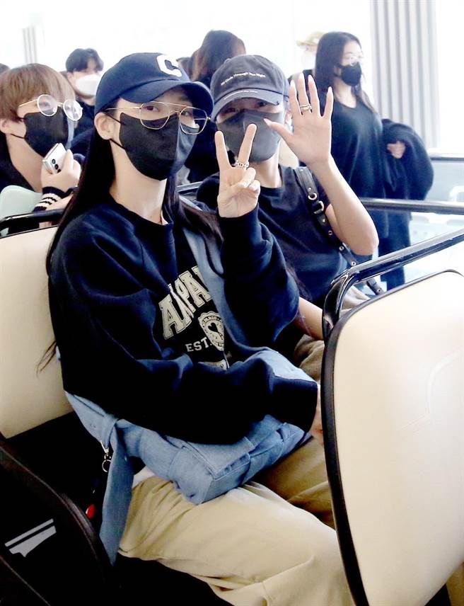 华莎（右）、玟星亲切挥手打招呼。（范扬光摄）