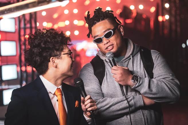 贺珑（左）自带喜感，负责访问选手参赛心情。（MyVideo提供）