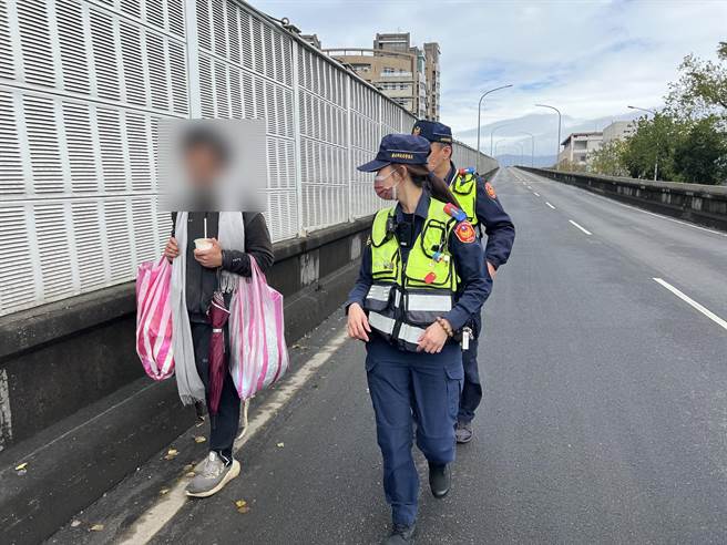 陈男误闯环东快速道路，员警获报后到场护送他安全离开。(翻摄照片／林郁平台北传真）