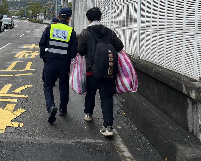 陈男误闯环东快速道路，员警获报后到场护送他安全离开。(翻摄照片／林郁平台北传真）