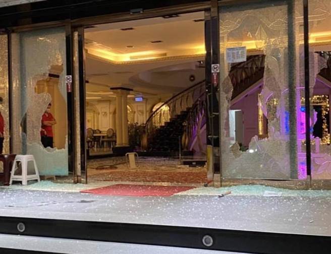 2021年8月時劉男找來廖、陳姓男子等8人狠砸養生會館。（民眾提供／楊舒婷高雄傳真）