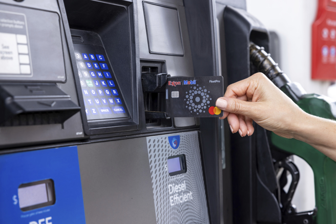 新闻媒体「气候内幕新闻」（Inside Climate News）与「洛杉矶时报」（Los Angeles Times）2015年率先揭露，埃克森美孚长久以来都知道气候变迁是真的，而且是人类活动造成。（图/ 美联社）