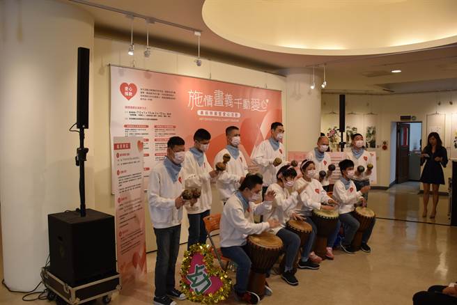 苗栗县施情画意公益活动，13日上午在县府文观局艺廊展开。（谢明俊摄）